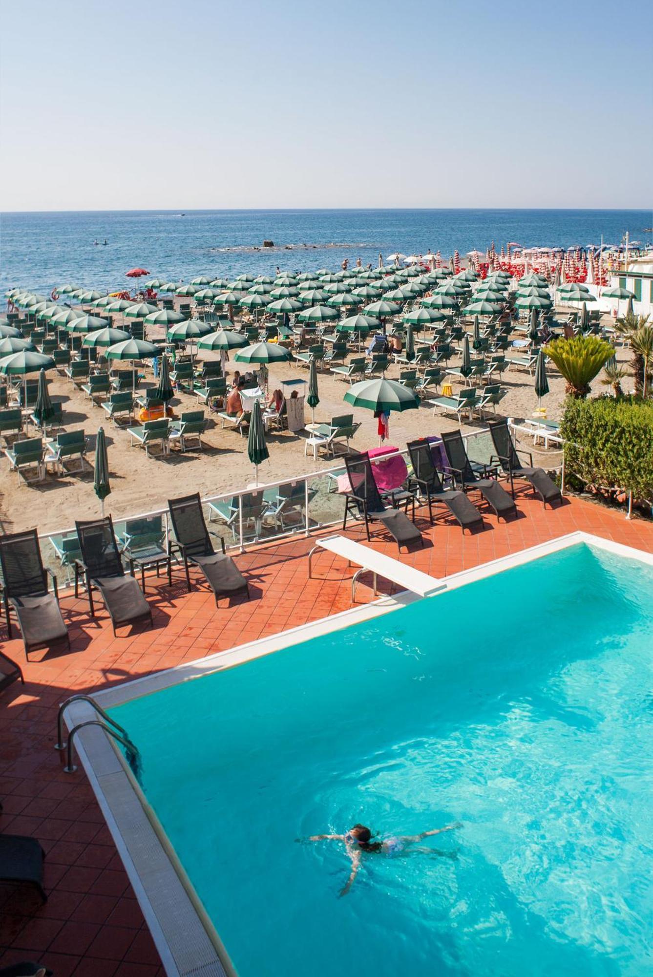 Hotel Gabriella Diano Marina Exterior foto